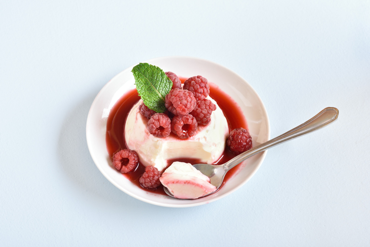 Panna cotta aux framboises fra&icirc;ches et son coulis.