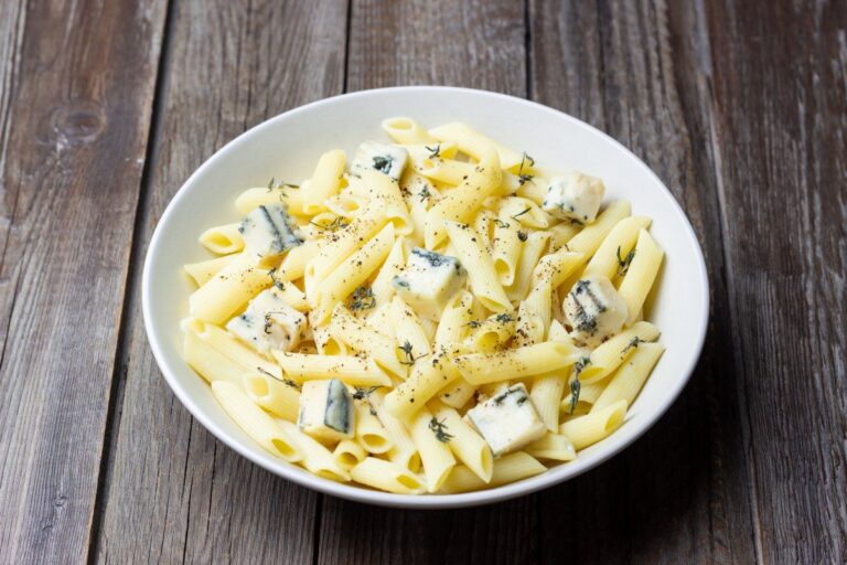 Bol blanc de pâtes penne au gorgonzola et thym.