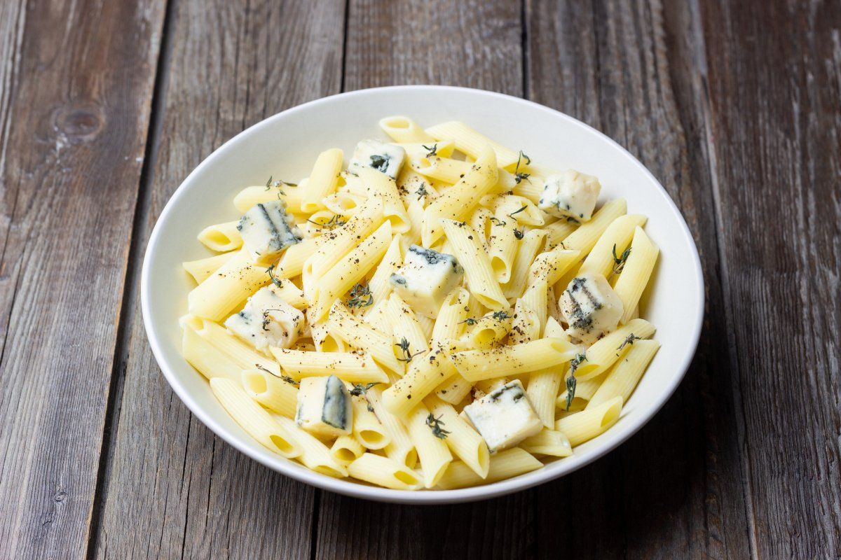 Bol blanc de p&acirc;tes penne au gorgonzola et thym.