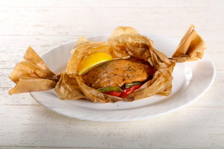 Pavé de saumon en papillote aux légumes et citron.