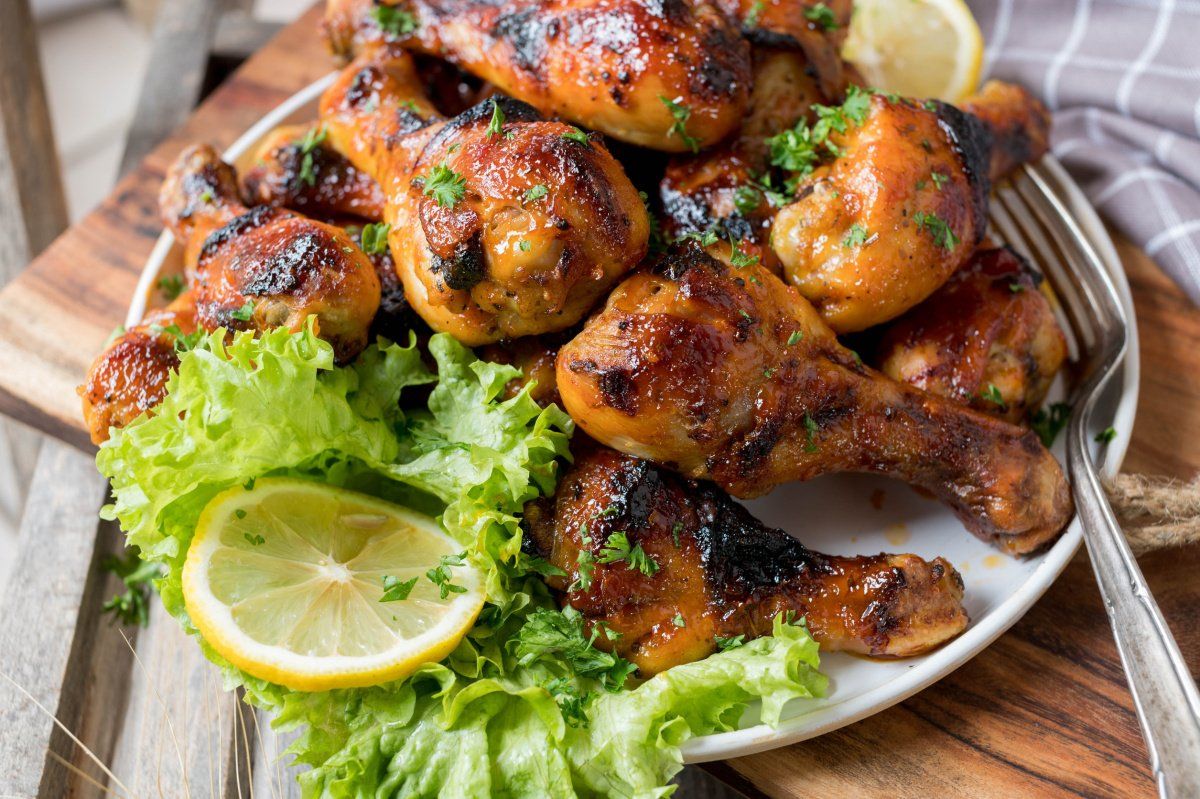 Pilons de poulet grill&eacute;s et laqu&eacute;s.