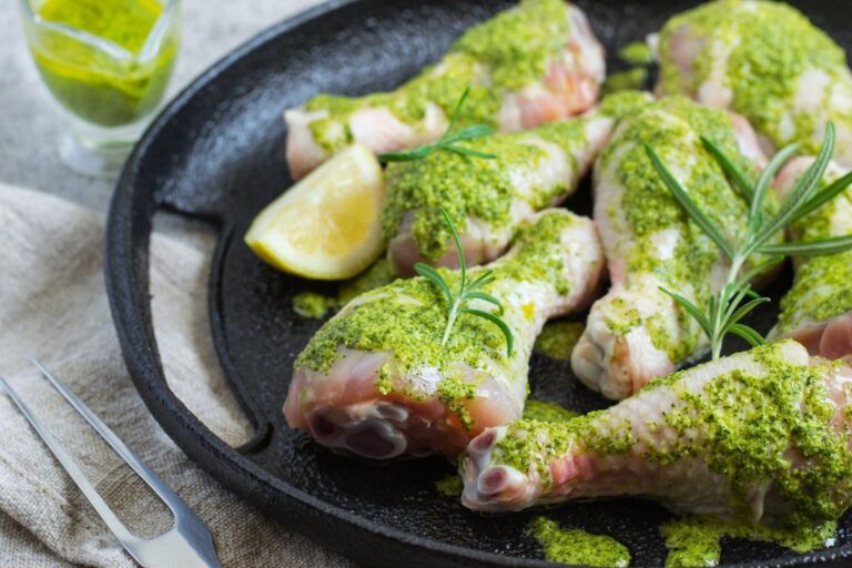 Pilons de poulet crus en marinade au pesto.