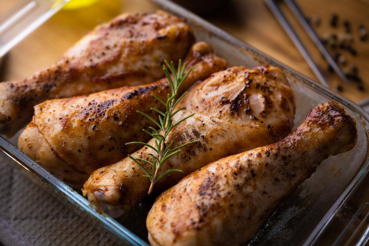 Pilons de poulet dor&eacute;s au four, assaisonn&eacute;s au poivre et au romarin.