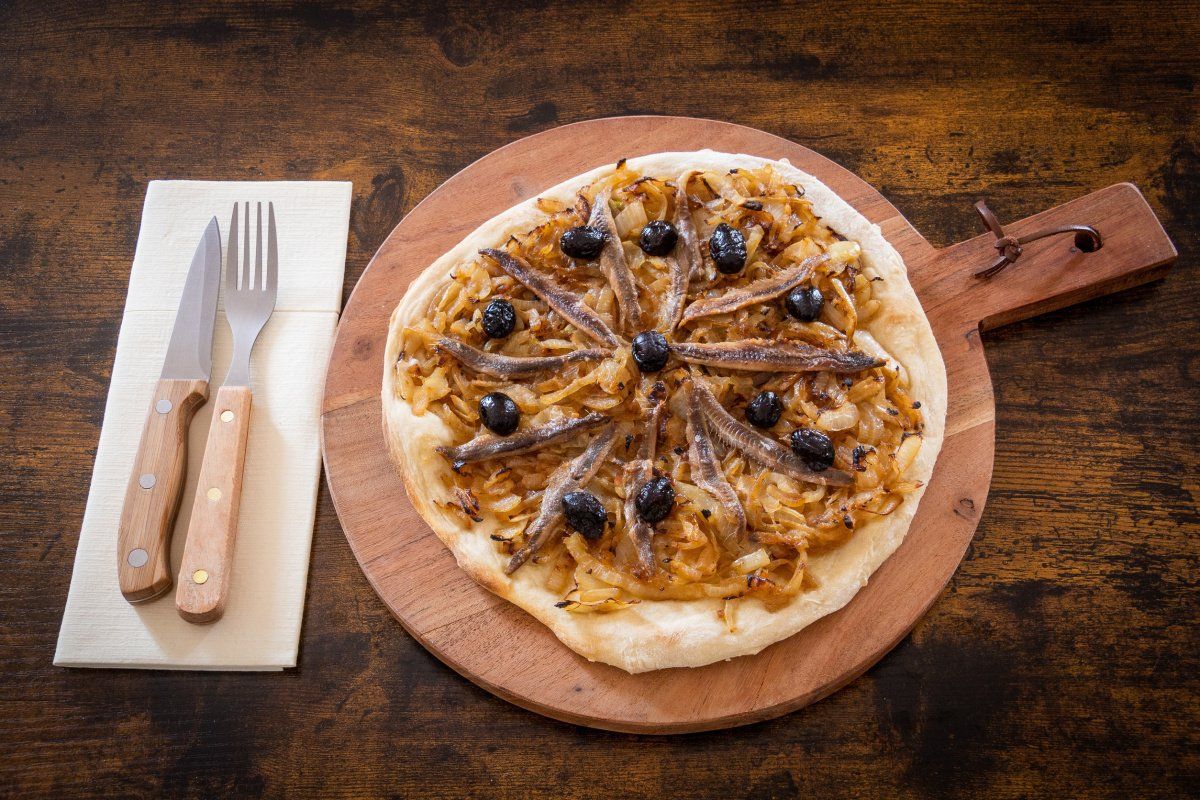 Pissaladi&egrave;re traditionnelle aux oignons et anchois.