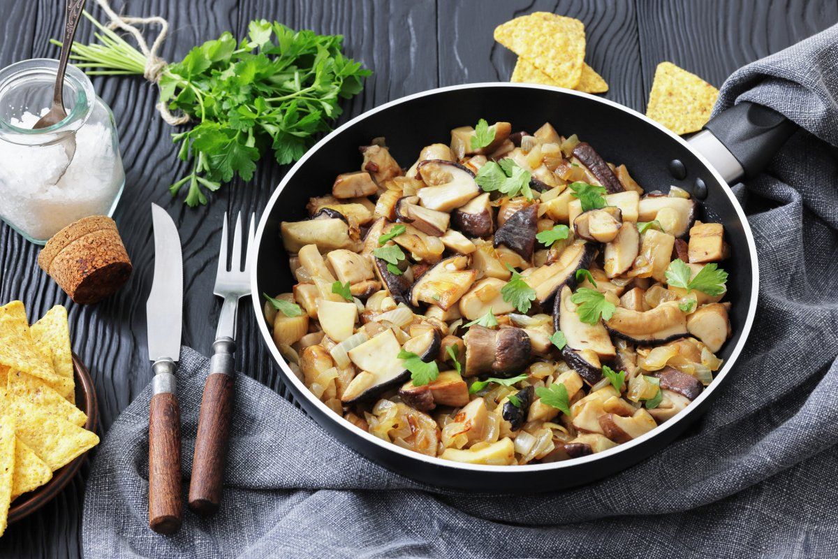 Po&ecirc;l&eacute;e de c&egrave;pes sauvages et oignons, cuits dans une po&ecirc;le et garnis de persil.