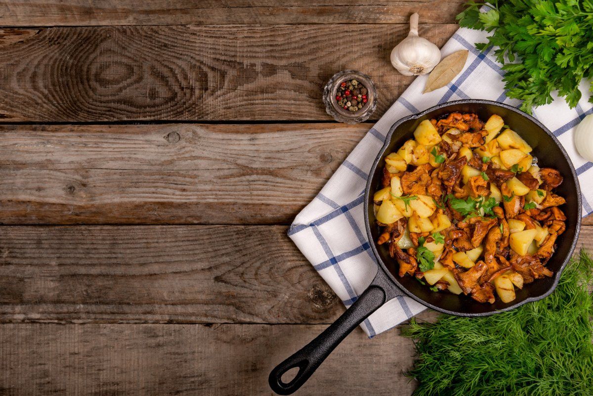 Po&ecirc;l&eacute;e de girolles et pommes de terre saut&eacute;es, garnie de persil frais.