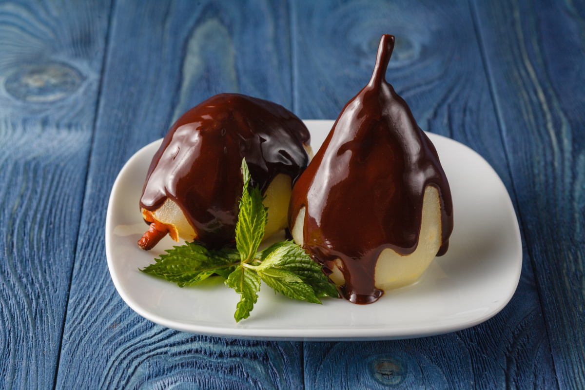 Poires belle H&eacute;l&egrave;ne napp&eacute;es de chocolat fondu.