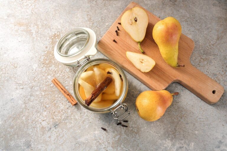 Bocal de poires en conserve avec cannelle et clous de girofle.