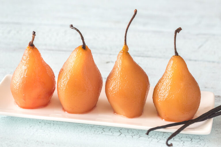 Poires pochées au vin rosé avec des gousses de vanille.