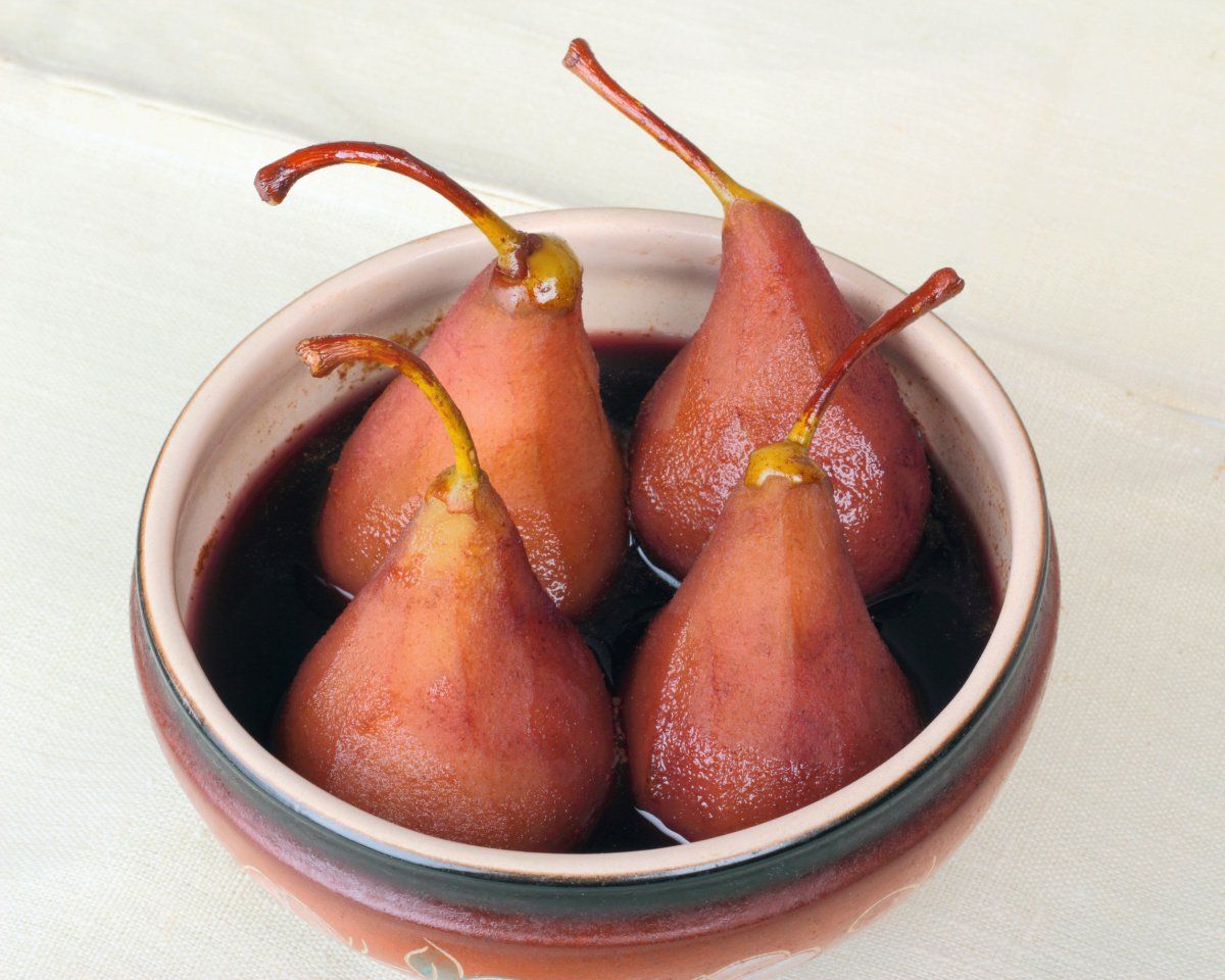 Poires enti&egrave;res poch&eacute;es au vin rouge.