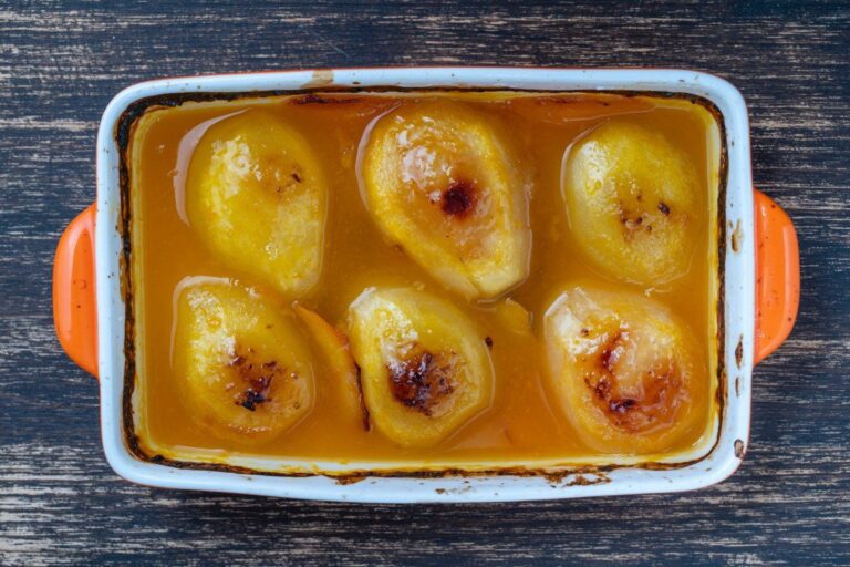 Poires rôties au jus d'orange dans un plat à gratin.