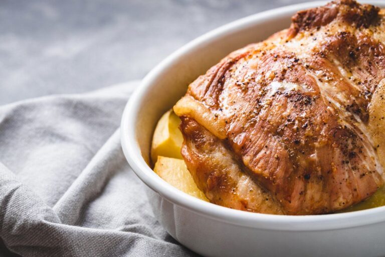 Poitrine de porc cuite au four au four avec des pommes de terre.