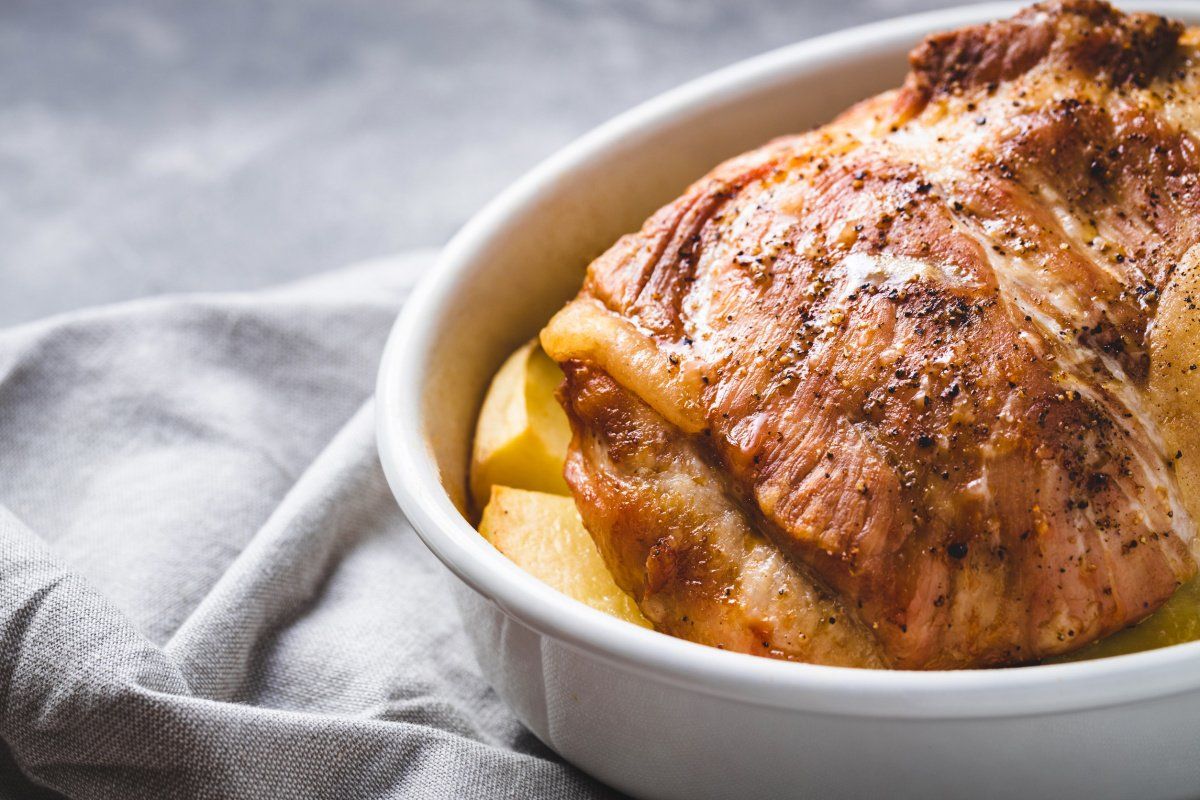 Poitrine de porc cuite au four au four avec des pommes de terre.