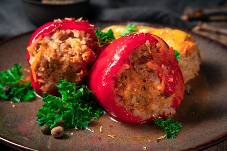 Poivrons rouges farcis à la viande et au riz.