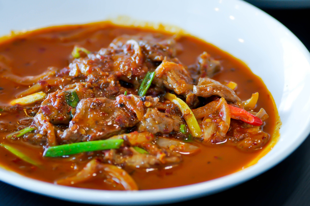 Boeuf en sauce au curry rouge.