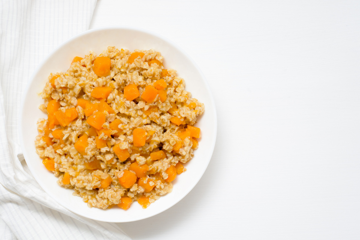 Porridge d'avoine avec des dés de potiron.