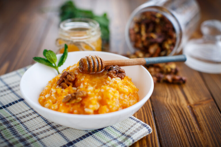 Porridge de potiron garni de noix croquantes, de miel.