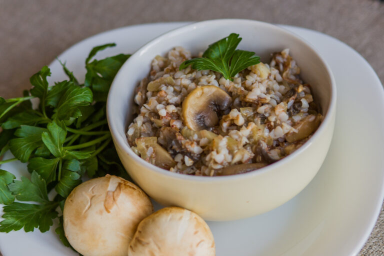 Porridge de sarrasin avec des champignons et oignons sautés.