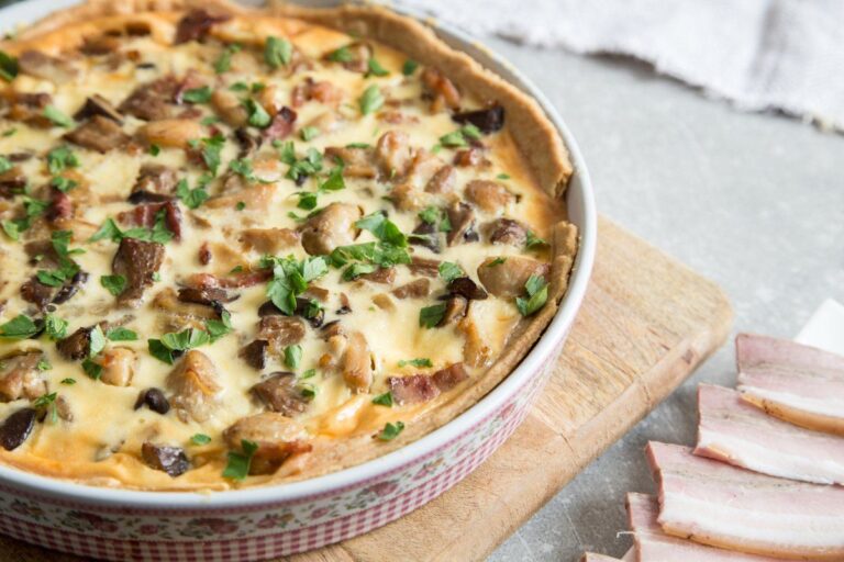 Quiche lorraine maison garnie de poulet, champignons, lardons et persil frais.