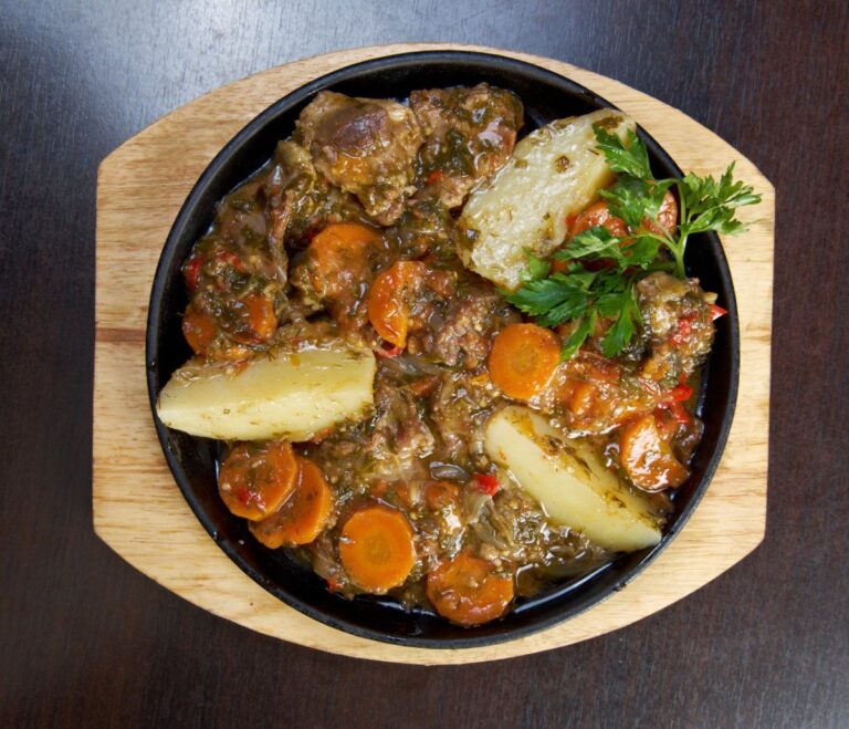 Ragoût d'agneau mijoté avec des carottes, des pommes de terre et du persil.