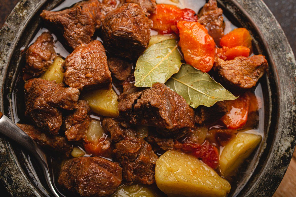Gros plan sur un rago&ucirc;t de b&oelig;uf mijot&eacute; avec pommes de terre et carottes.