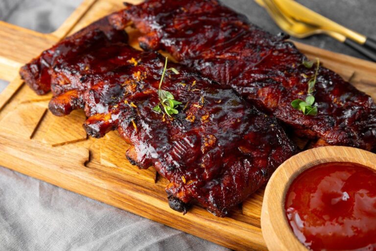 Ribs de porc rôtis et laqués à la sauce barbecue.