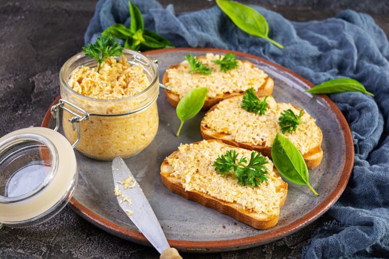 Toasts de rillettes de poulet maison.