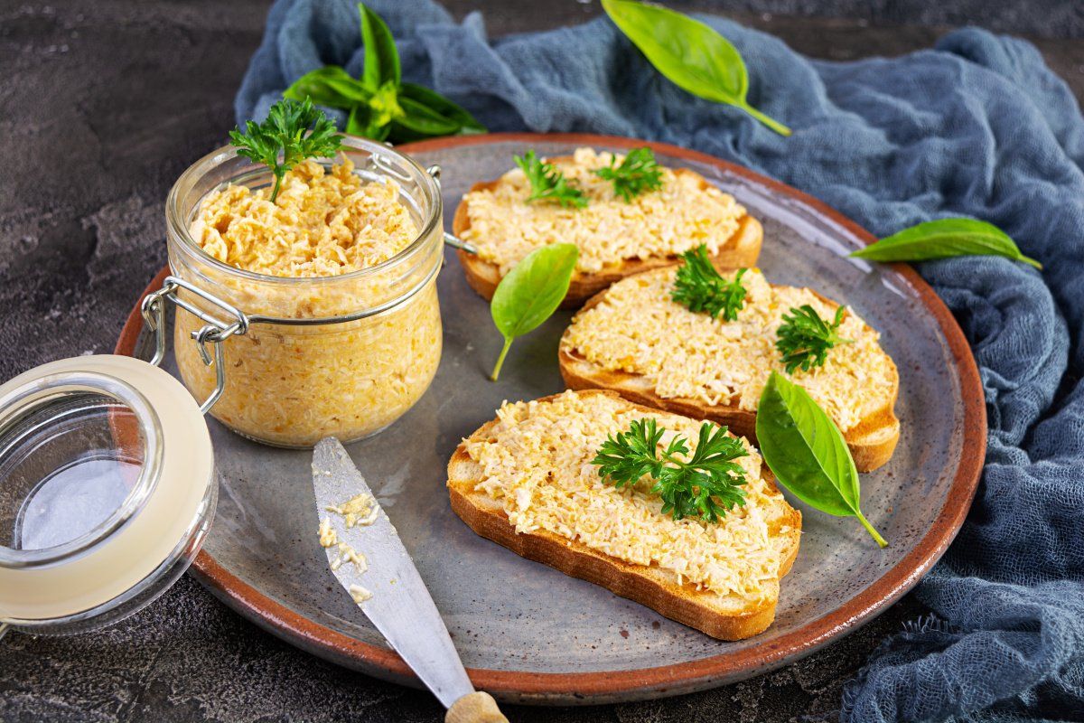 Toasts de rillettes de poulet maison.