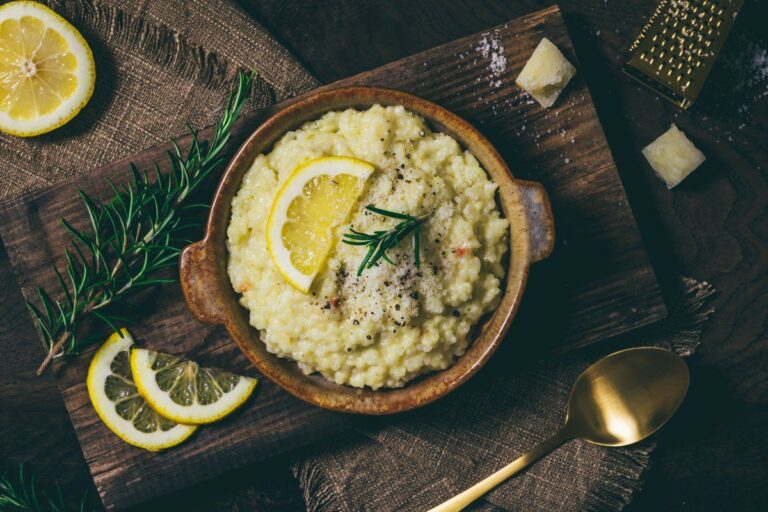 Risotto au citron et romarin, garni de parmesan et d'une tranche de citron.