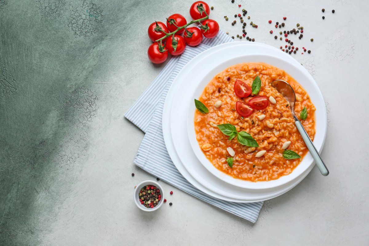 Risotto &agrave; la tomate garni de basilic, tomates cerises.
