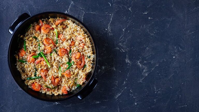 Plat de riz frit thaï aux crevettes, œufs brouillés et ciboule.