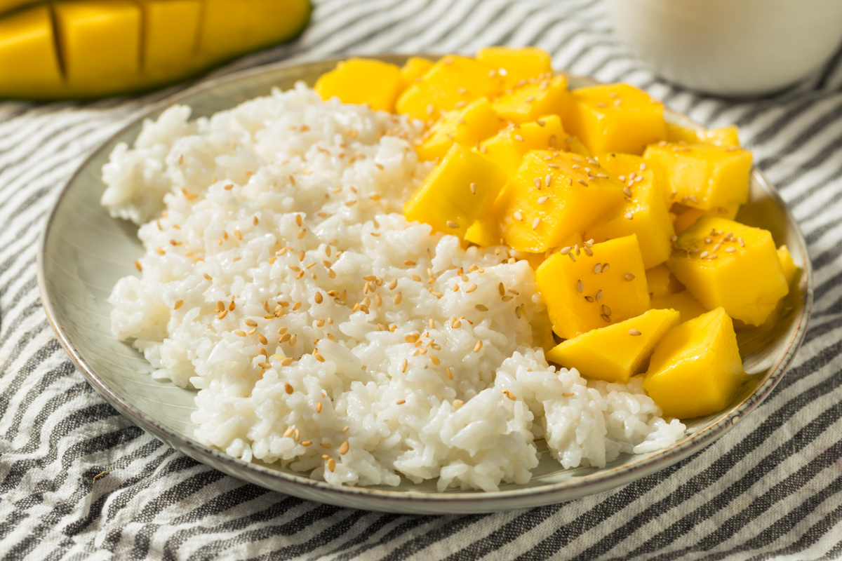 Riz gluant &agrave; la mangue fra&icirc;che, parsem&eacute; de graines de s&eacute;same.