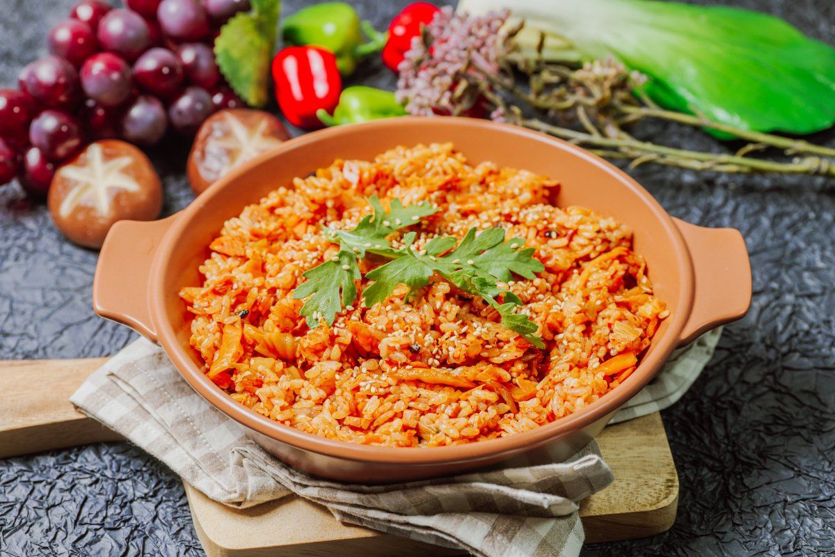 Plat cor&eacute;en de riz saut&eacute; au kimchi &eacute;pic&eacute;, garni de graines de s&eacute;same.
