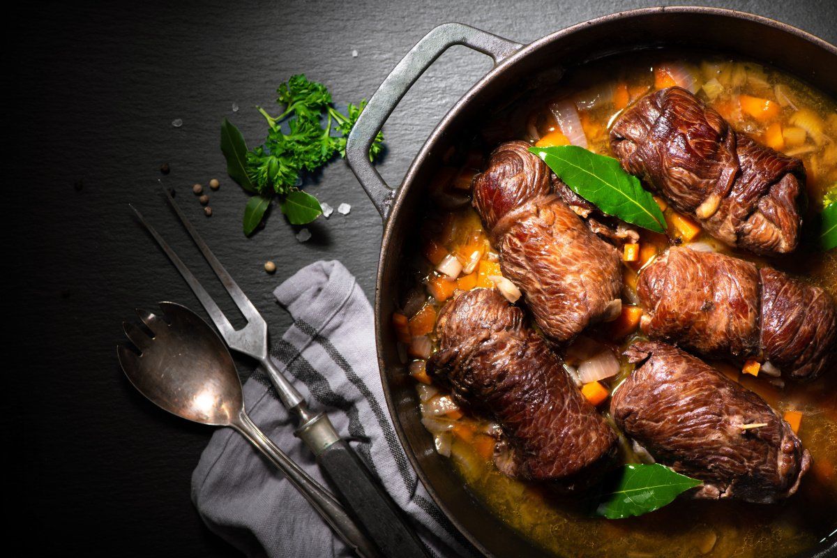 Roulades de bœuf mijotées dans un bouillon aux carottes, oignons et laurier.