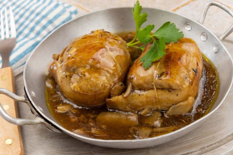 Roulades de porc en sauce aux champignons.