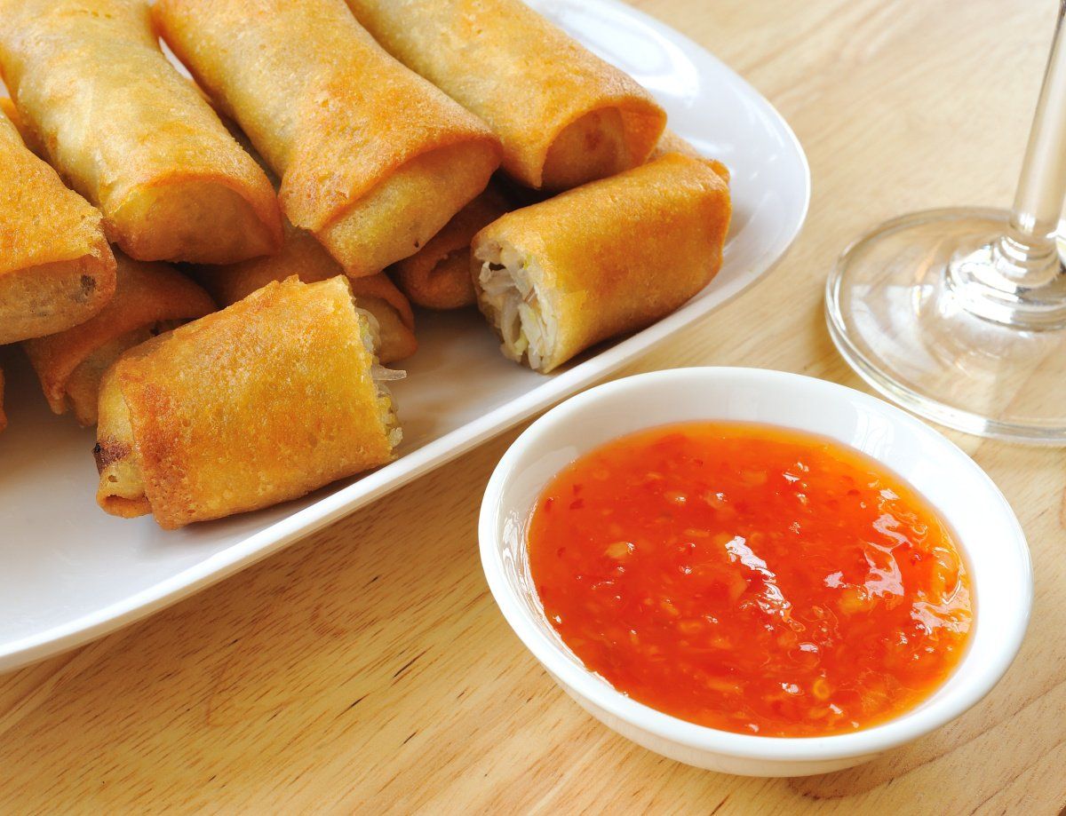 Rouleaux de printemps frits sauce aigre douce.