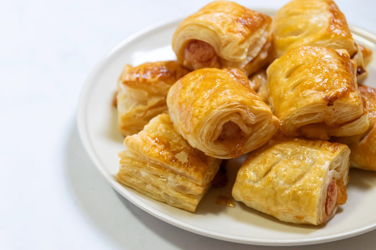 Mini-roul&eacute;s feuillet&eacute;s &agrave; la saucisse.