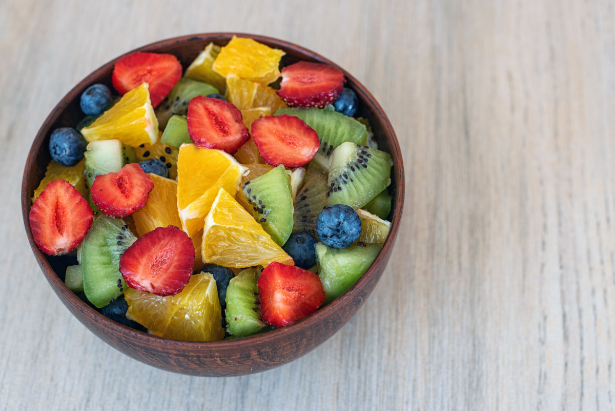 Salade de fruits frais avec fraises, kiwis, oranges et myrtilles.