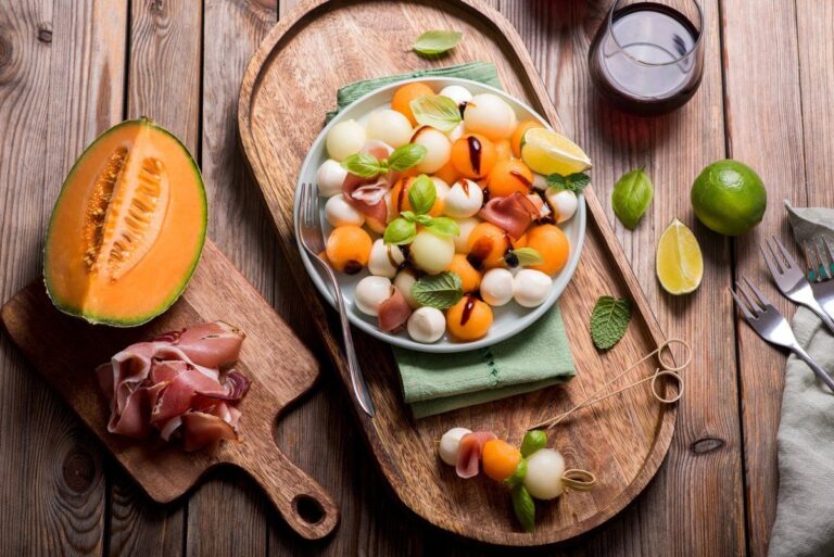 Salade estivale de billes de melon, mozzarella et prosciutto servie .