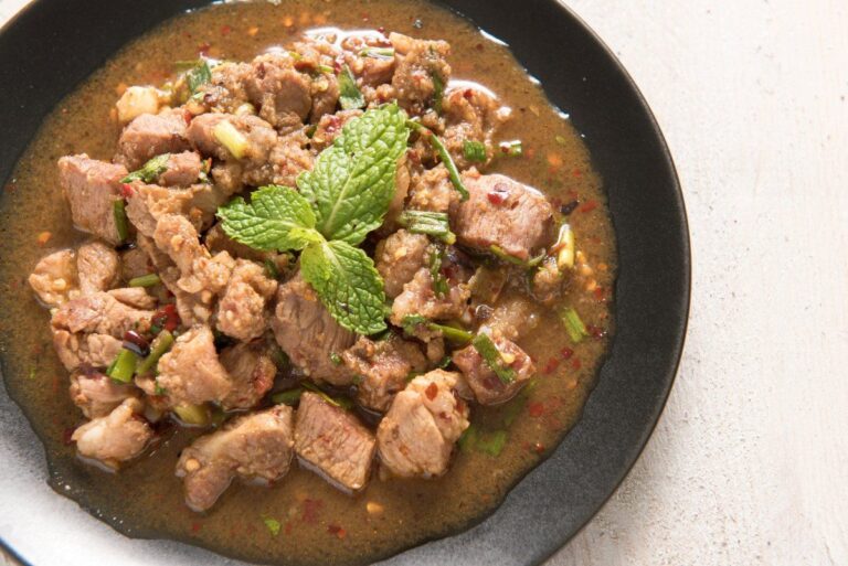Salade de porc grillé épicée thaïlandaise, Moo Nam Tok, avec menthe et ciboule.