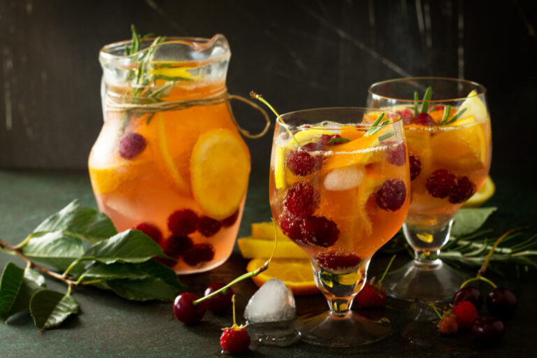 Sangria rafraîchissante aux agrumes, fruits rouges, romarin et glaçons.