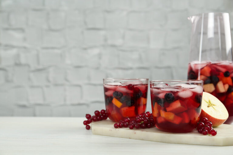 Sangria rouge authentique avec des morceaux de fruits frais.