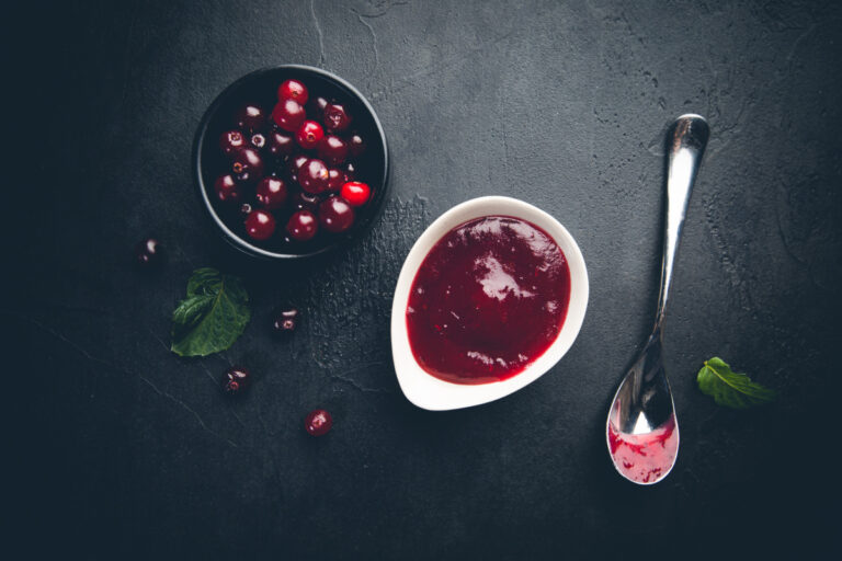 Sauce aux canneberges maison.