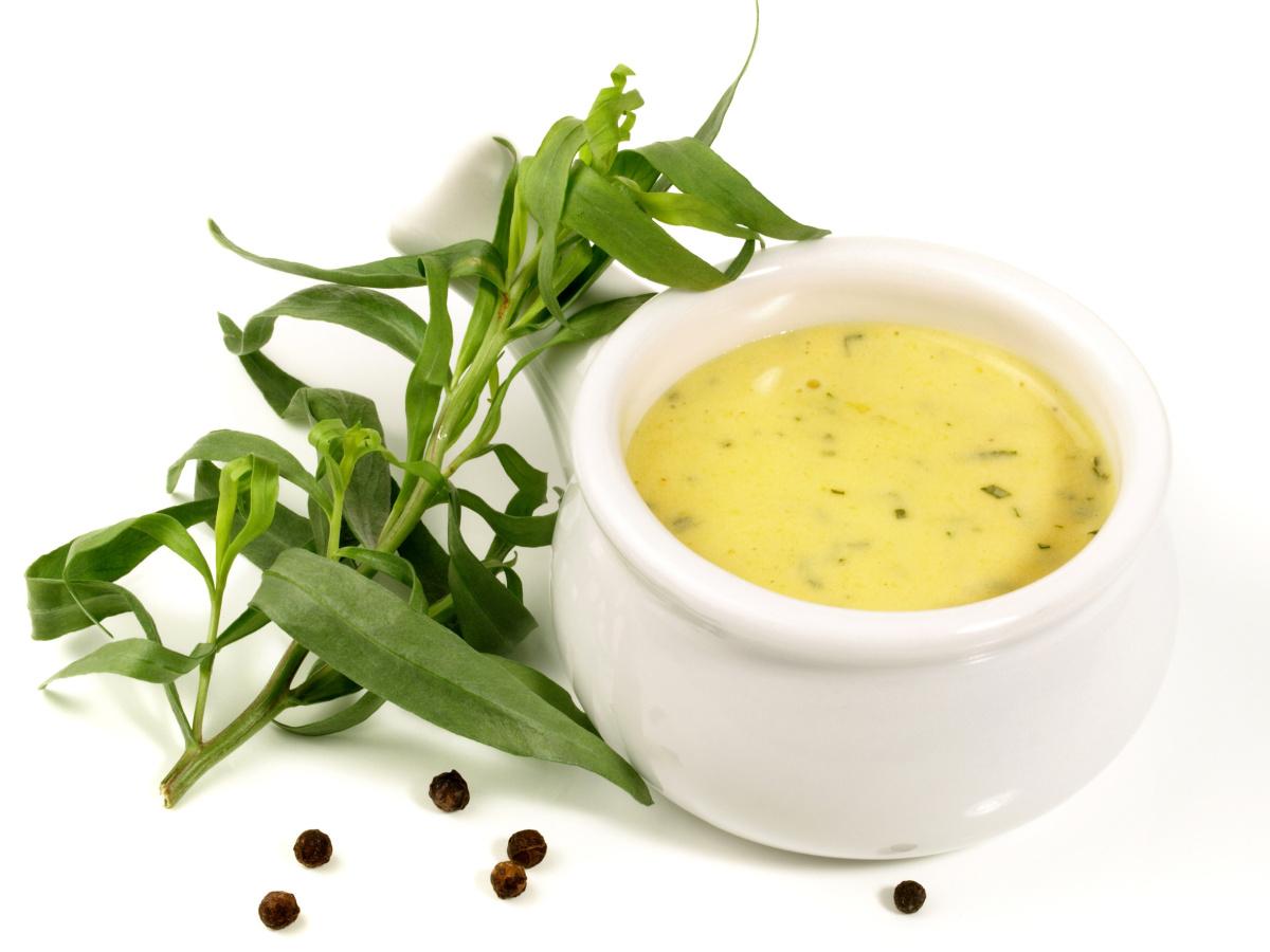 Sauce b&eacute;arnaise maison avec de l'estragon frais et des grains de poivre.