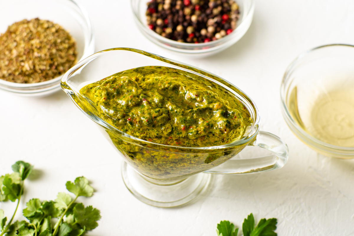 Sauce chimichurri argentine dans une sauci&egrave;re.
