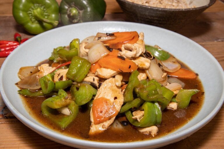 Sauté de poulet aux poivrons verts et carottes .