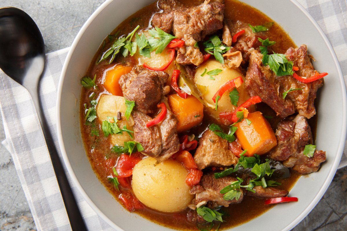 Bol de Semur Daging Sapi, un rago&ucirc;t de b&oelig;uf indon&eacute;sien aux l&eacute;gumes.