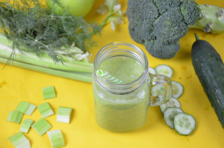 Smoothie vert de légumes frais.
