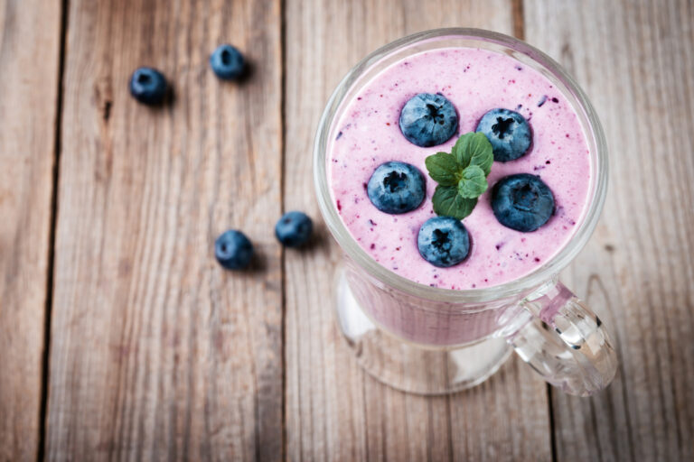 Smoothie rose aux myrtilles fraîches.