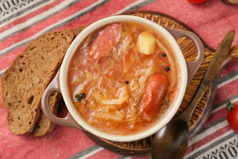 Soupe à la choucroute avec morceaux de saucisse et pomme de terre.